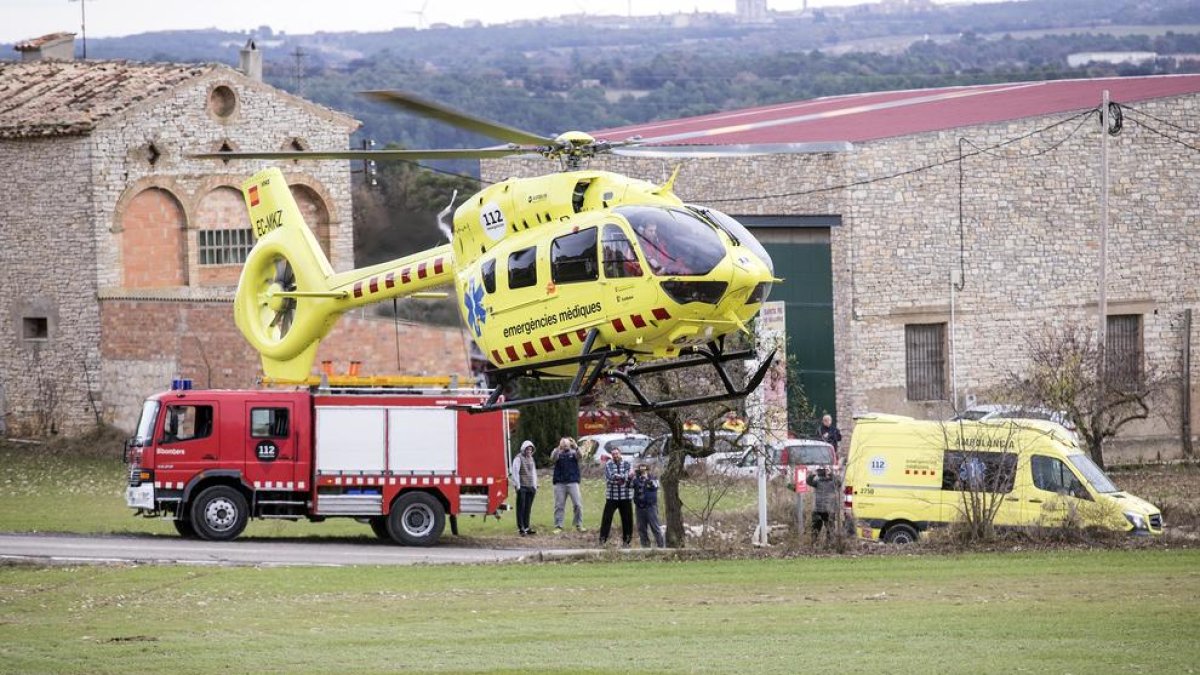 Imatge de l’helicòpter del SEM que va evacuar ahir el ferit de més gravetat després de l’explosió a Santa Fe de Segarra.
