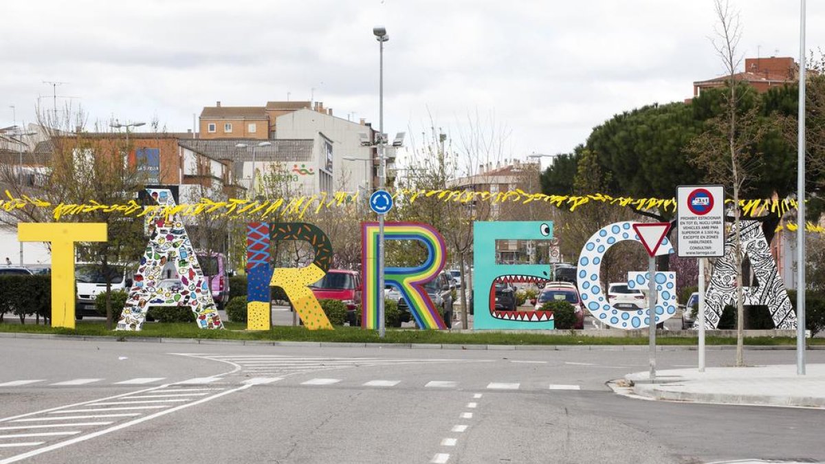 La rotonda d’accés a Tàrrega apareix envoltada de llaços grocs