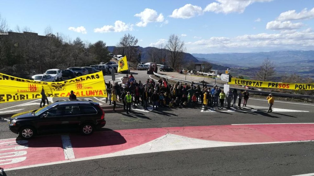 Unas 200 personas convacadas por el CDR del Pallars Jussà el jueves al mediodía en el puerto de Comiols.