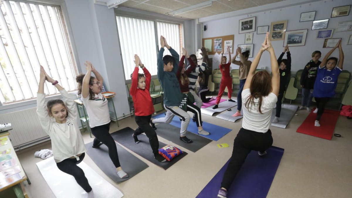 Estudiantes de ESO del instituto Josep Lladonosa de Pardinyes, haciendo yoga en clase de música.