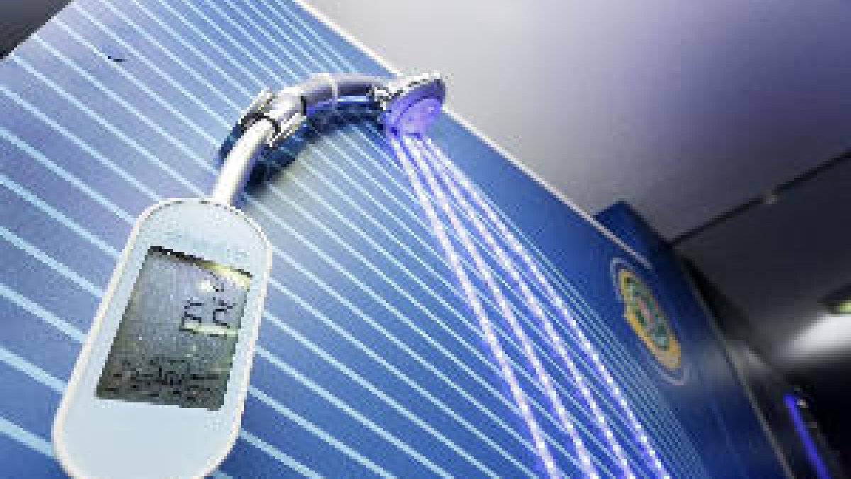 Bruselas premia un sensor que informa del agua que se gasta durante la ducha