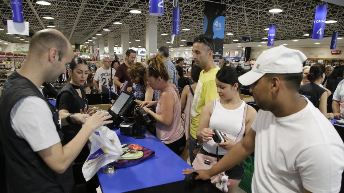 Grandes superficies como Carrefour o Unipreus registraron una importante afluencia de clientes, como muestran estas imágenes.