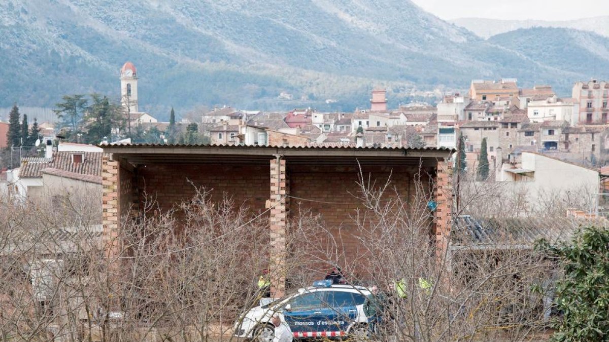 Agents de la Policia Judicial realitzant un escorcoll al domicili d’Anglès.