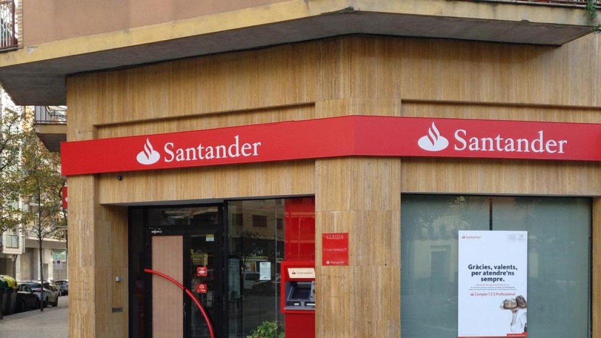 Vista de la sucursal bancària on va tenir lloc el robatori a l’Escorxador.