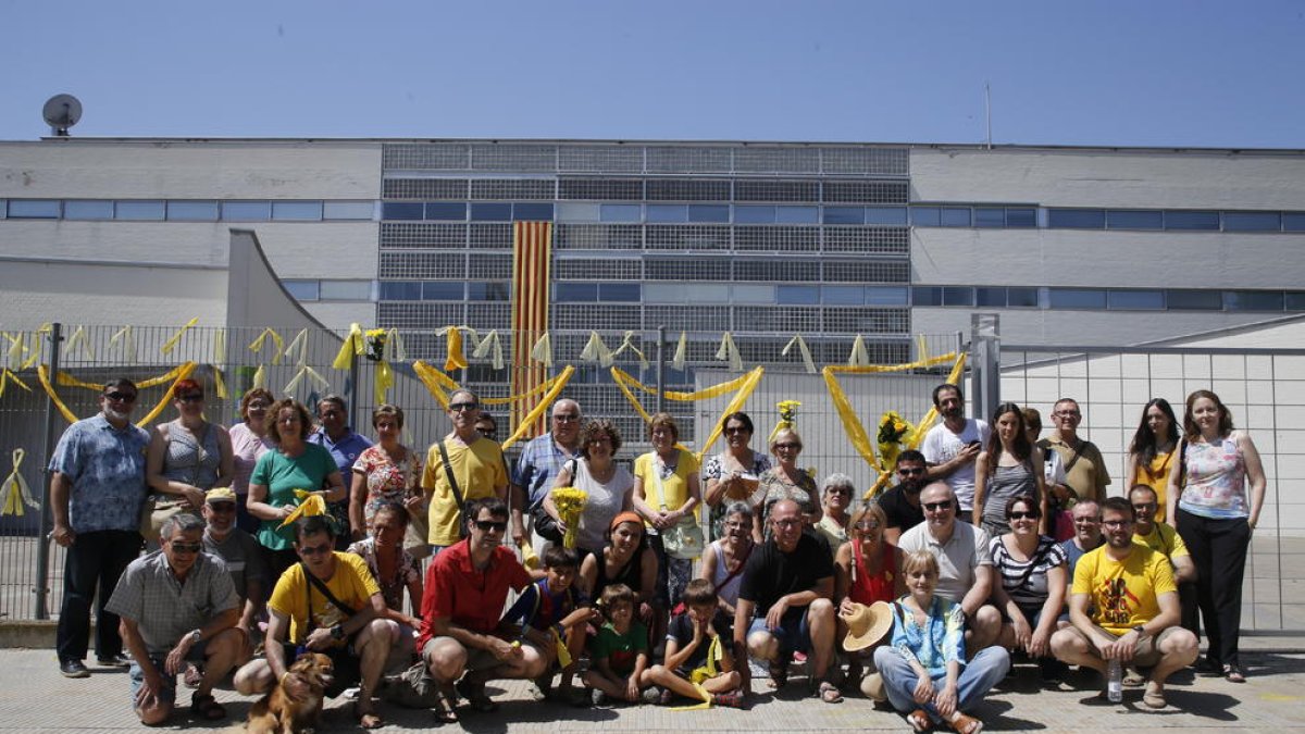 Participants ahir en l’‘homenatge’ al referèndum de l’1-O davant de l’Escola Oficial d’Idiomes de Lleida.