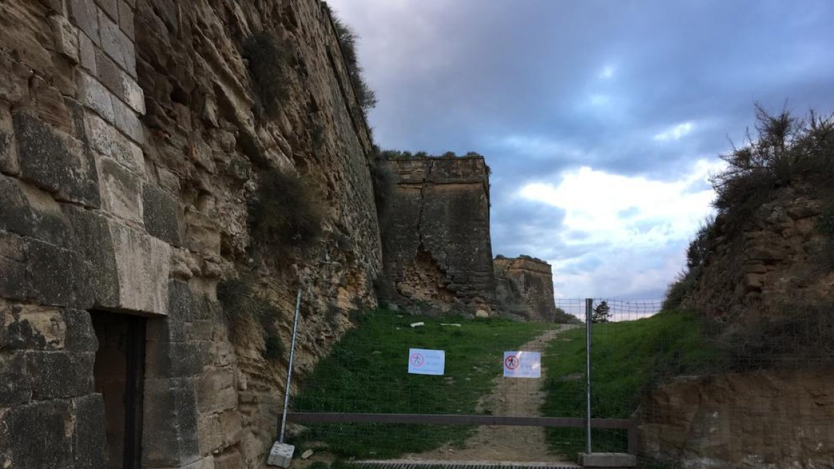 Tanquen un camí d’accés a la muralla de la Seu per despreniments