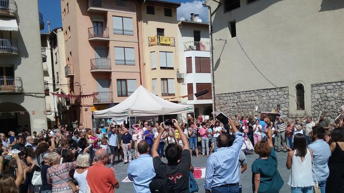 Vista d’alguns lectors que van participar ahir en la segona Carrerada de Llibres a Organyà.