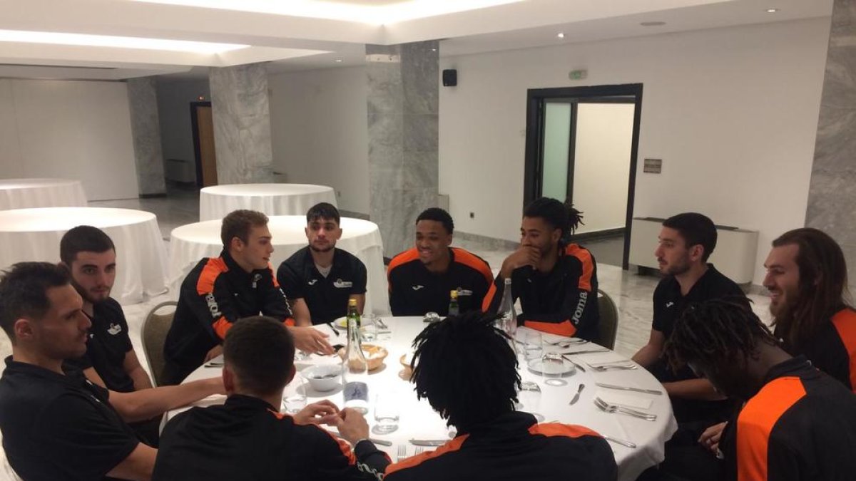 La plantilla, cenando a su llegada a Ourense tras casi once horas de viaje en autobús.