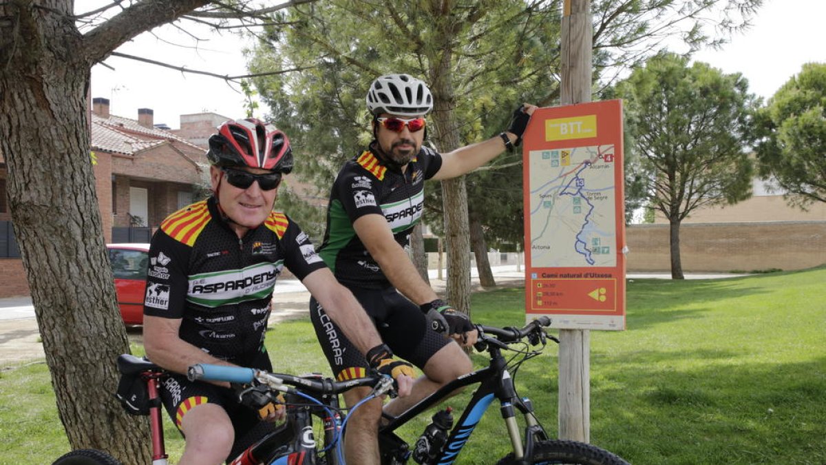 Ciclistes de l’associació L’Aspardenya d’Alcarràs al punt de partida d’una ruta de BTT.