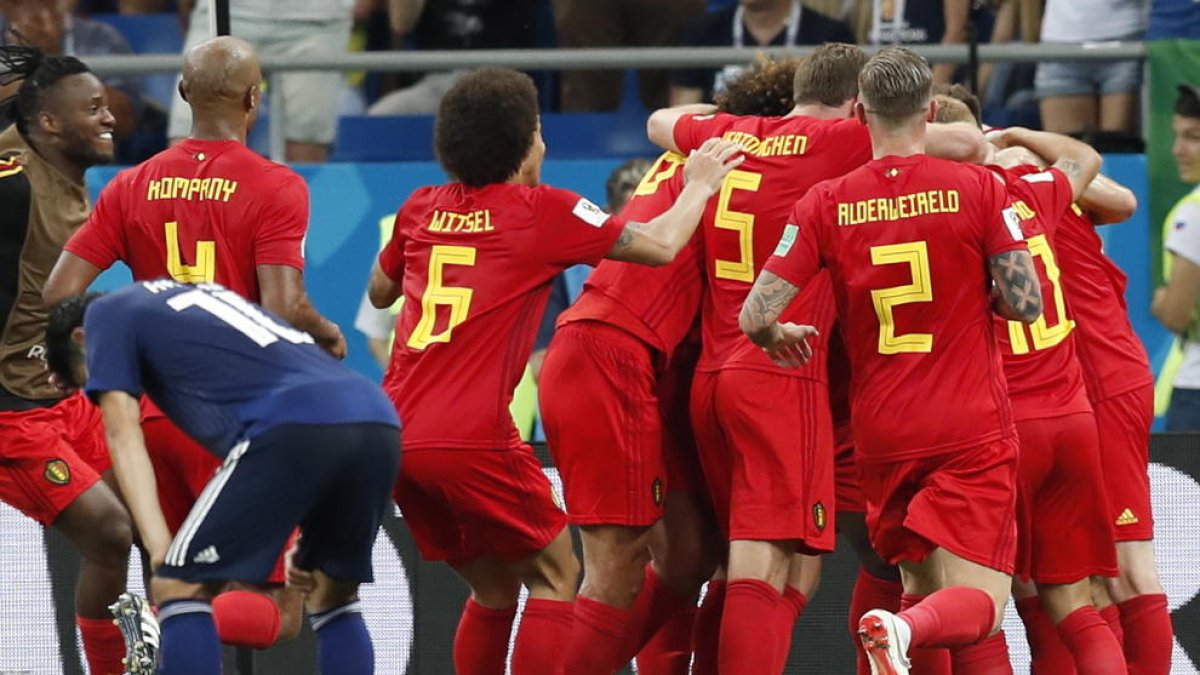 Els jugadors belgues celebren la classificació per a quarts, on els espera el Brasil.