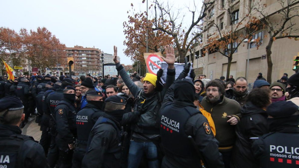 Càrrega dels Mossos a la rambla d’Aragó contra manifestants.