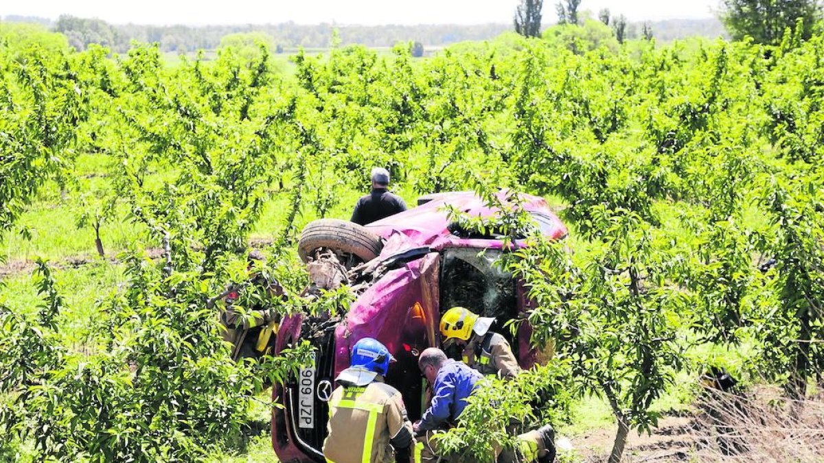 Este vehículo se accidentó ayer en la C-26 en Balaguer y acabó en una explotación agrícola.