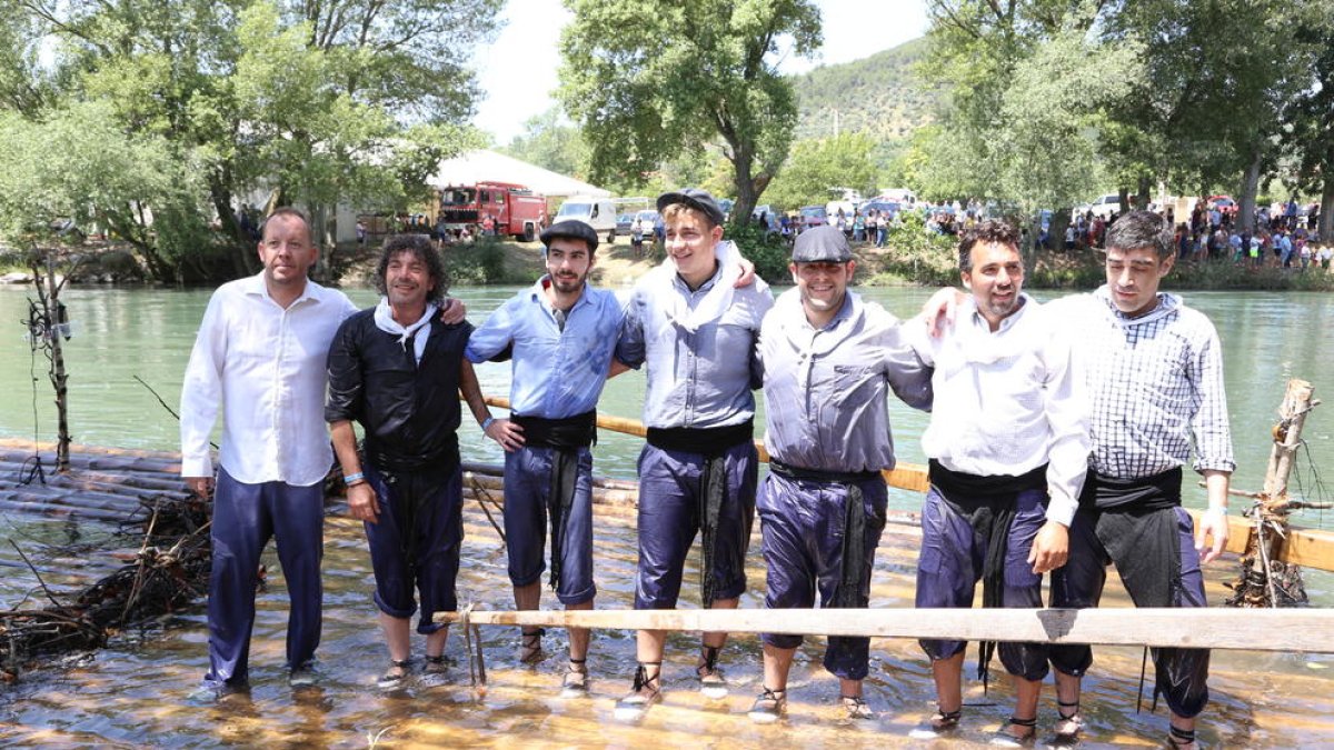 Fotografía de familia de una de las tripulaciones que ayer surcó las aguas del Noguera Pallaresa.