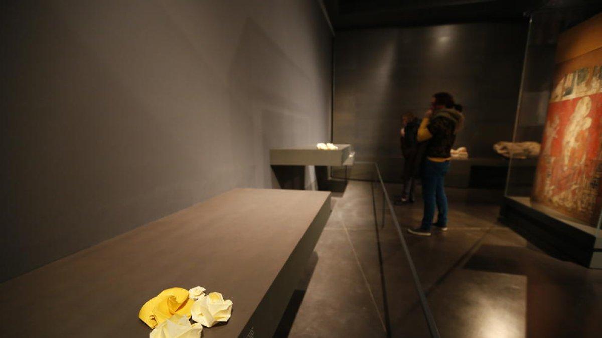 Flores amarillas en las estanterías vacías del Museu de Lleida.