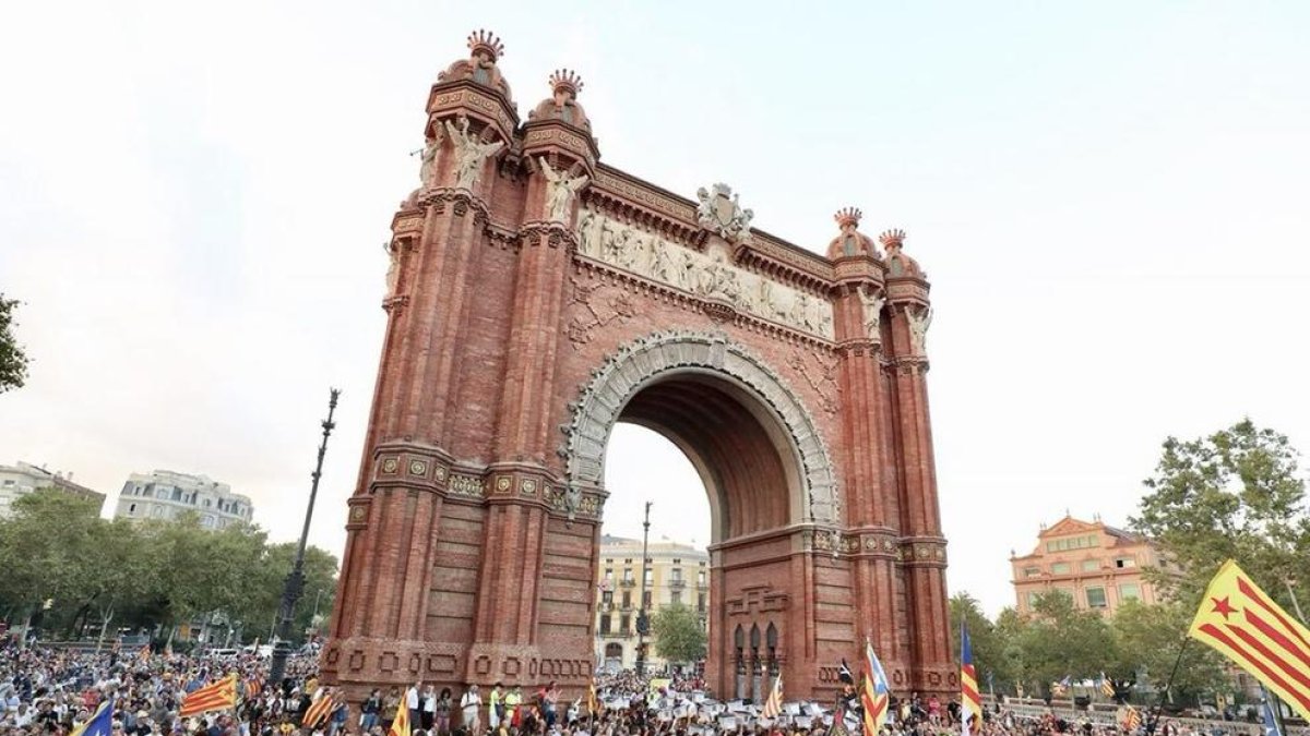 Milers de persones marxen a Barcelona per reivindicar el 'mandat' de l'1-O