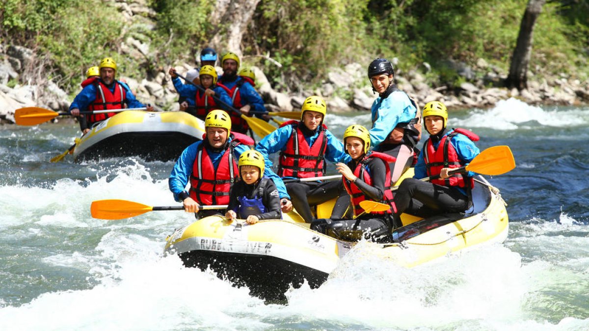 El rafting sigue atrayendo a buen número de turistas y los caudales en el Pallaresa se mantienen abundantes.