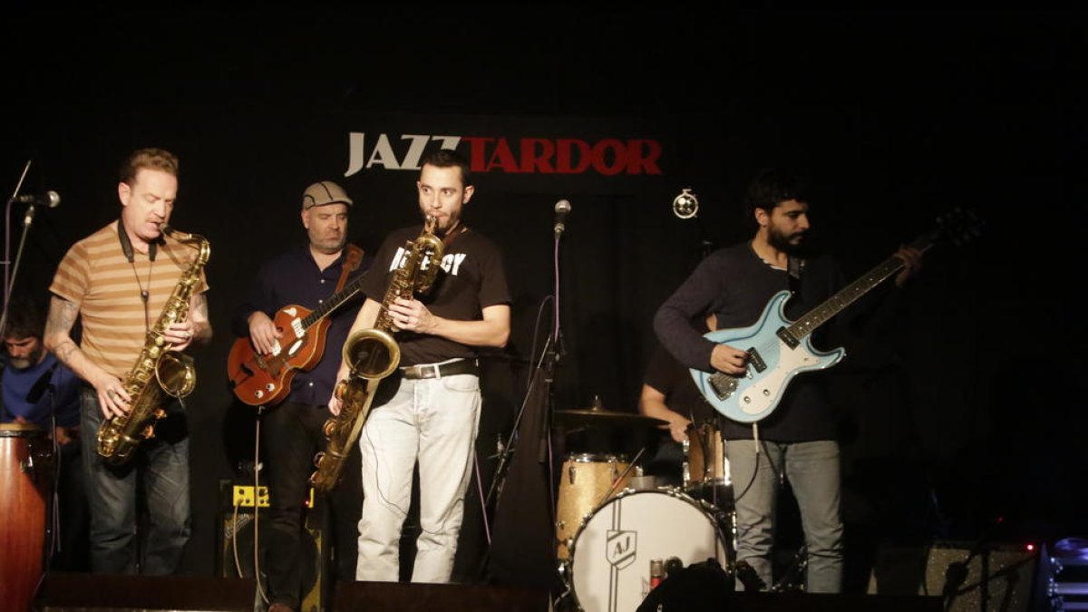 El saxofonista Dani Nel·lo va tancar ahir la 25 edició del Festival de Jazz de Lleida al Cafè del Teatre.