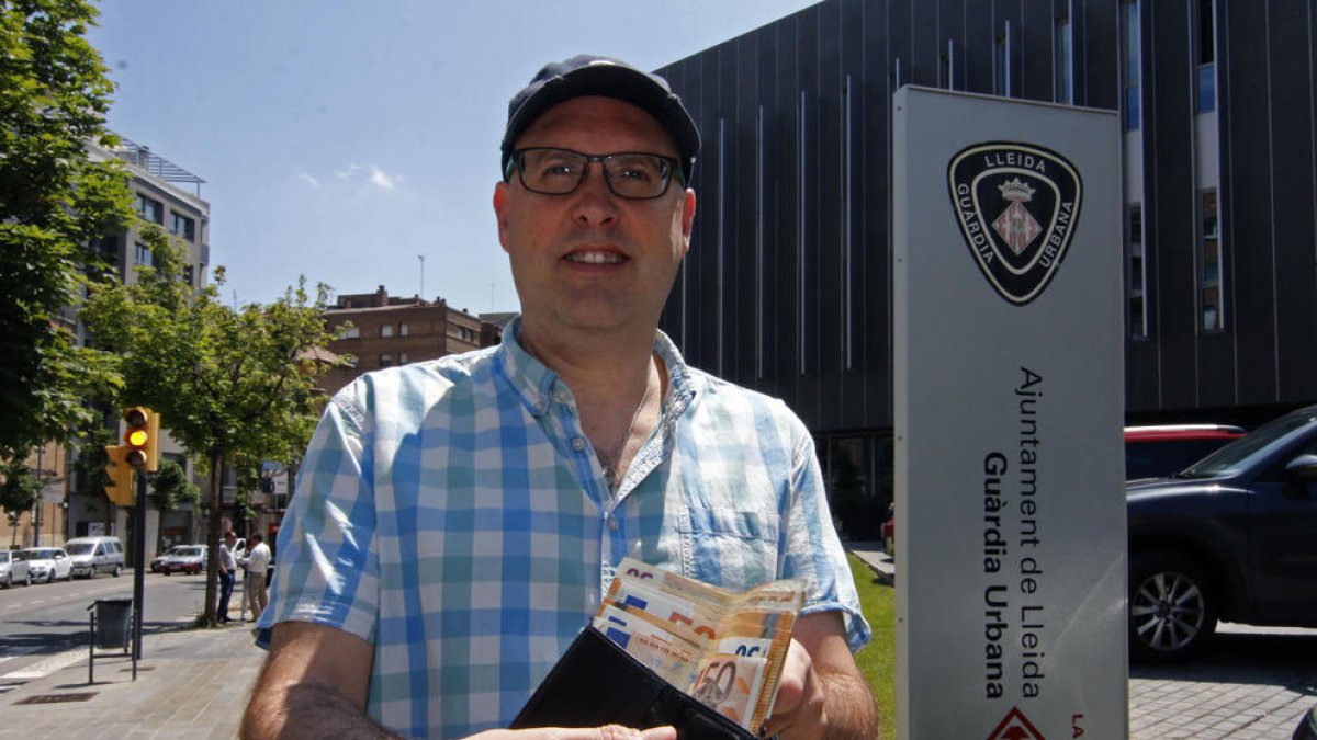 Pere Guixé, con la cartera y los 550 euros que le entregó ayer la Urbana.