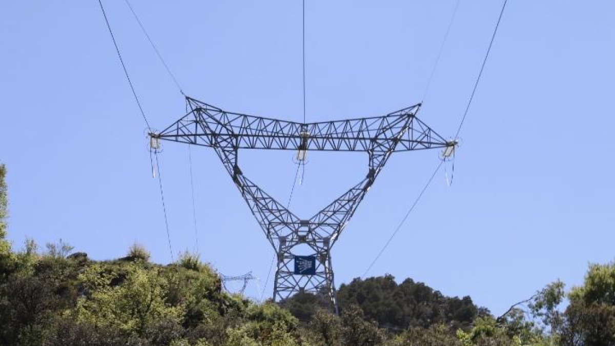 Línies d’alta tensió del Pirineu inclouen cables de fibra òptica per donar connexió a les hidroelèctriques.