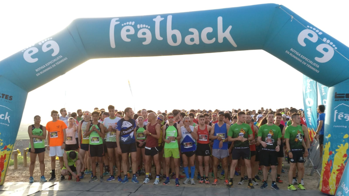 El grupo de corredores ayer en los instantes previos a la salida de la prueba.