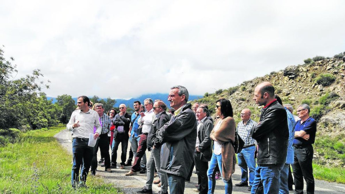 Las autoridades participantes en el encuentro de Barbastro y los asistentes que acudieron a ver ‘in situ’ la vía de Sant Esteve (derecha).