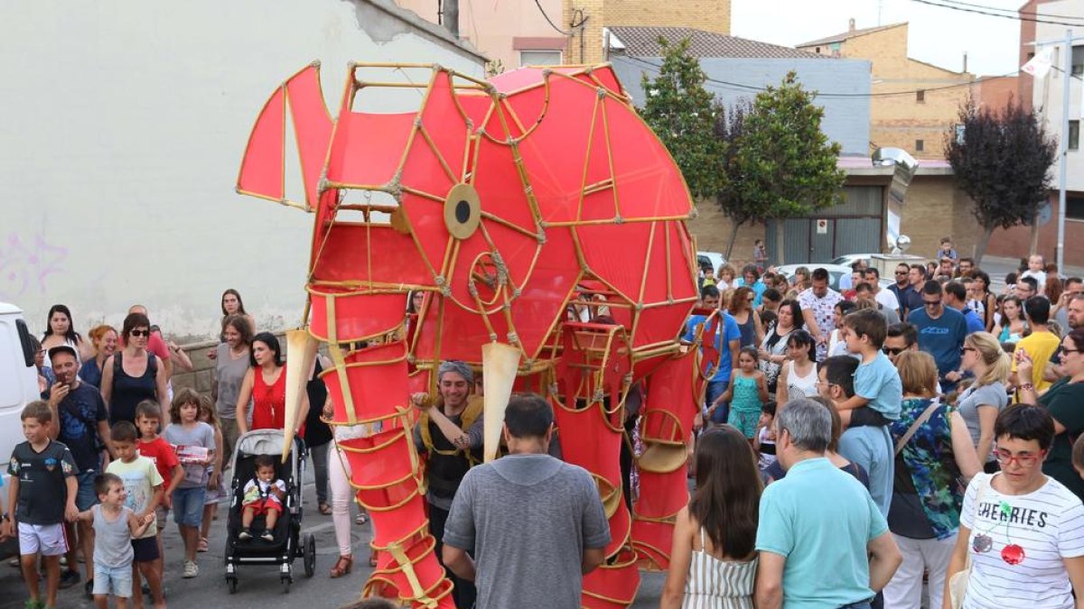 Espectáculo itinerante “Elefant Hathy” del Centre de Titelles de Lleida, ayer en Alpicat.