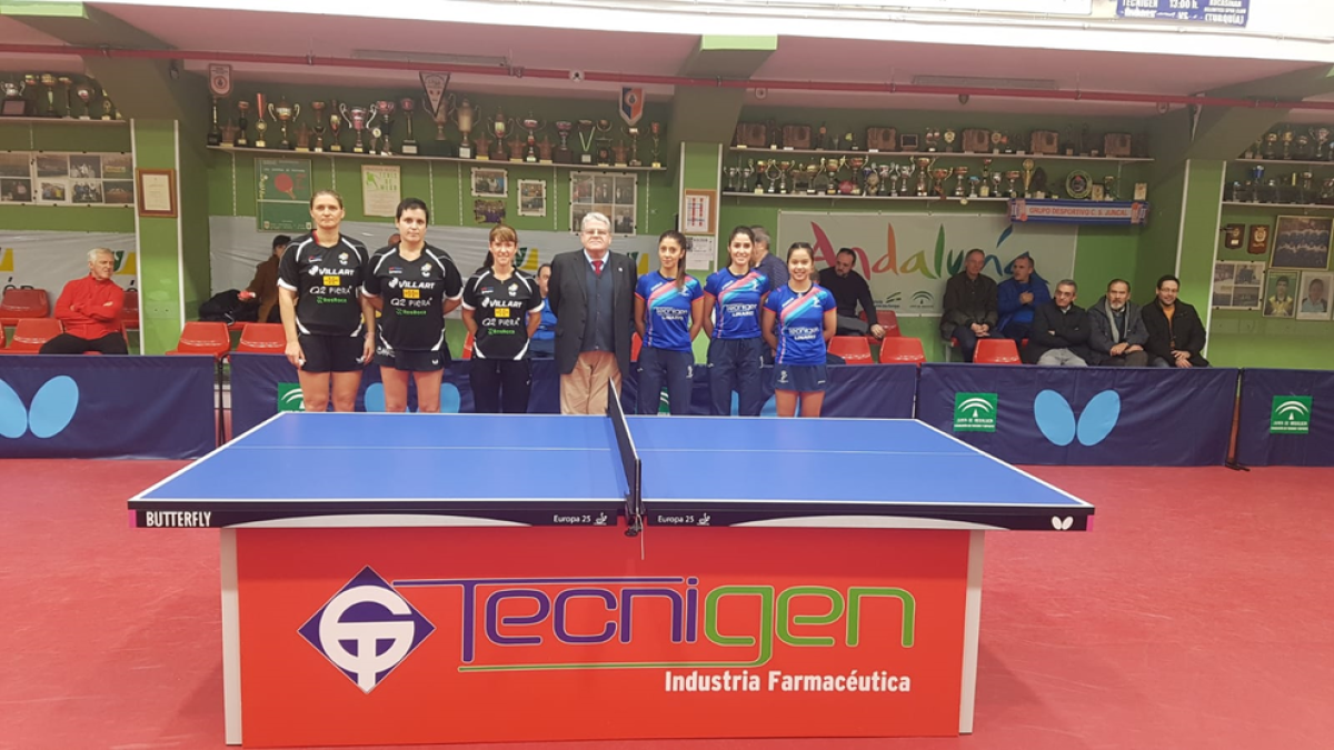 Els dos equips, abans de començar el partit.