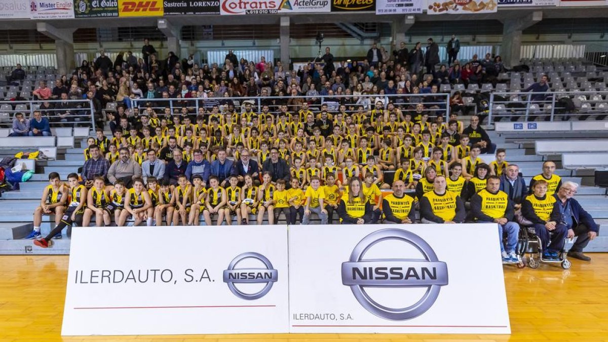 El CB Pardinyes presenta els seus equips - El CB Pardinyes va aprofitar el partit entre l’Ilerdauto Nissan i el Mollet per presentar els equips de la seua estructura aquesta temporada. El club compta amb 12 equips i 160 jugadors i aquest curs est ...