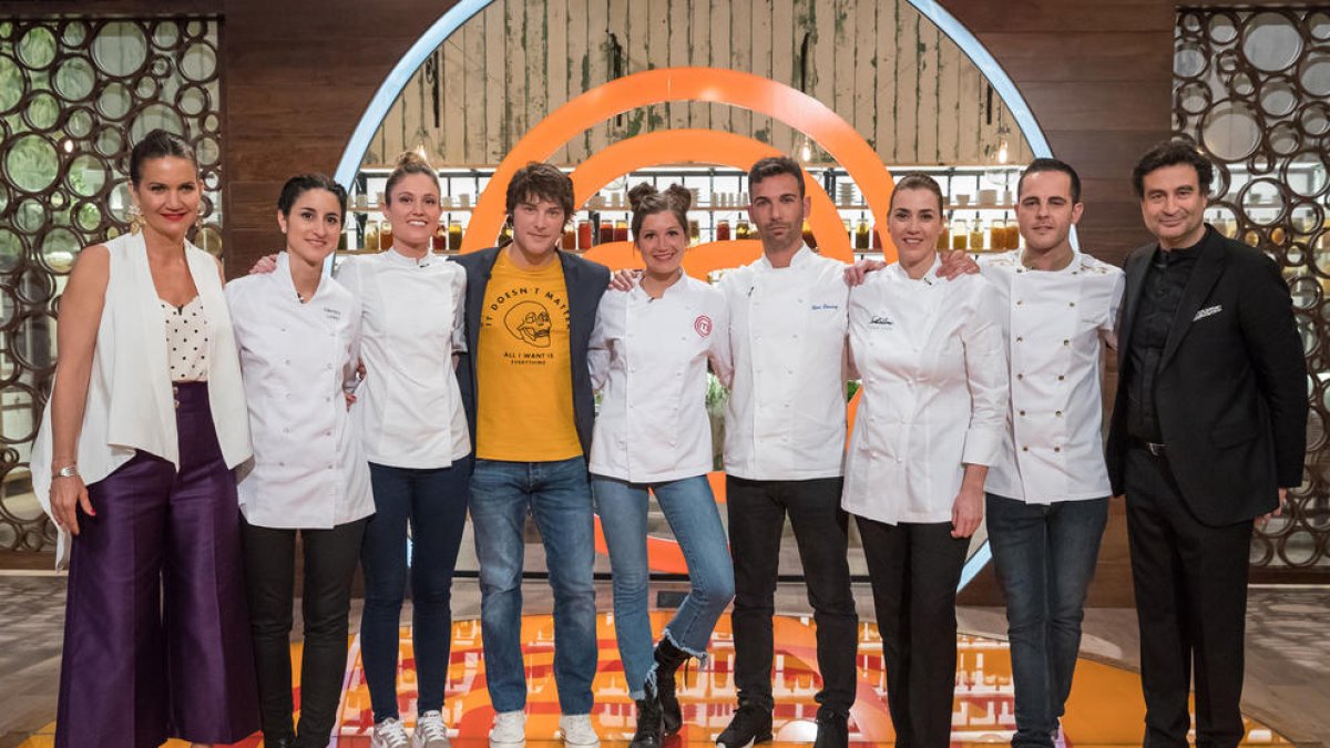 El jurado de ‘MasterChef’ con los concursantes que participarán en la semifinal.