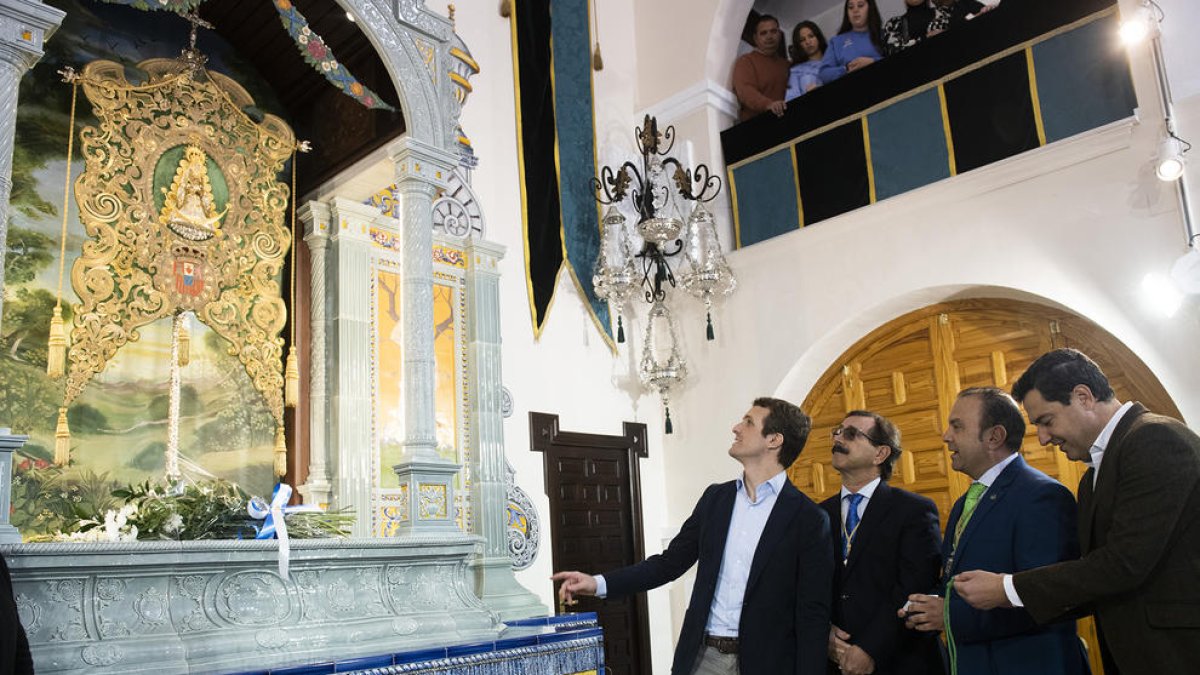 Pablo Casado va visitar ahir la Hermandad del Rocío a Huelva per la precampanya de les andaluses.