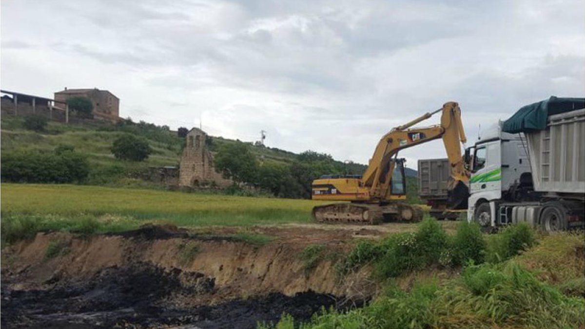 Maquinària treballant dijous en l’abocament de fang.