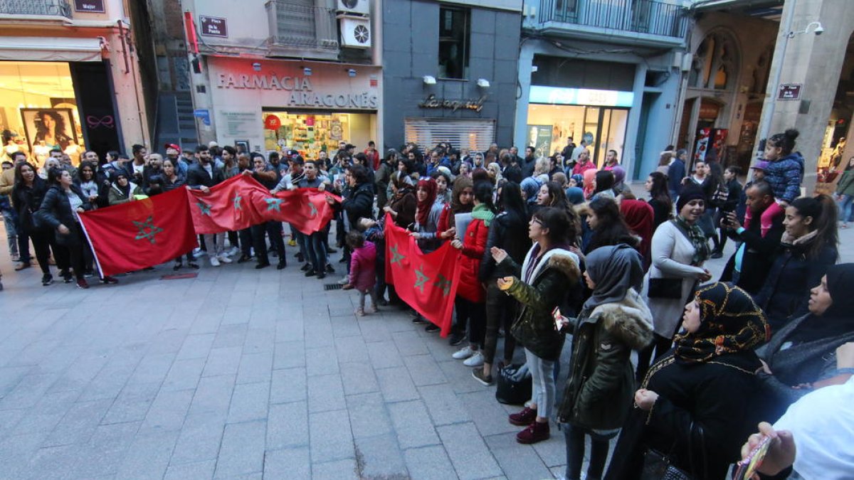 El col·lectiu marroquí de Lleida va tornar a protestar ahir davant de les portes de la Paeria.