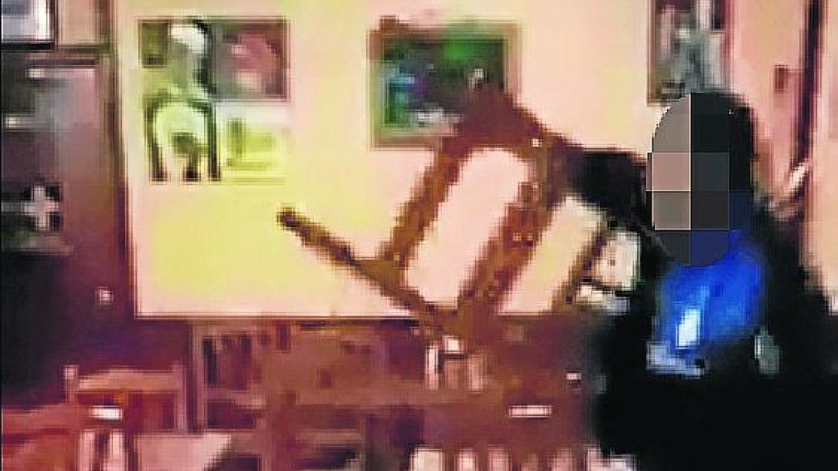 Fragments del vídeo en el qual es veu un urbà agredint el jove dimecres passat.