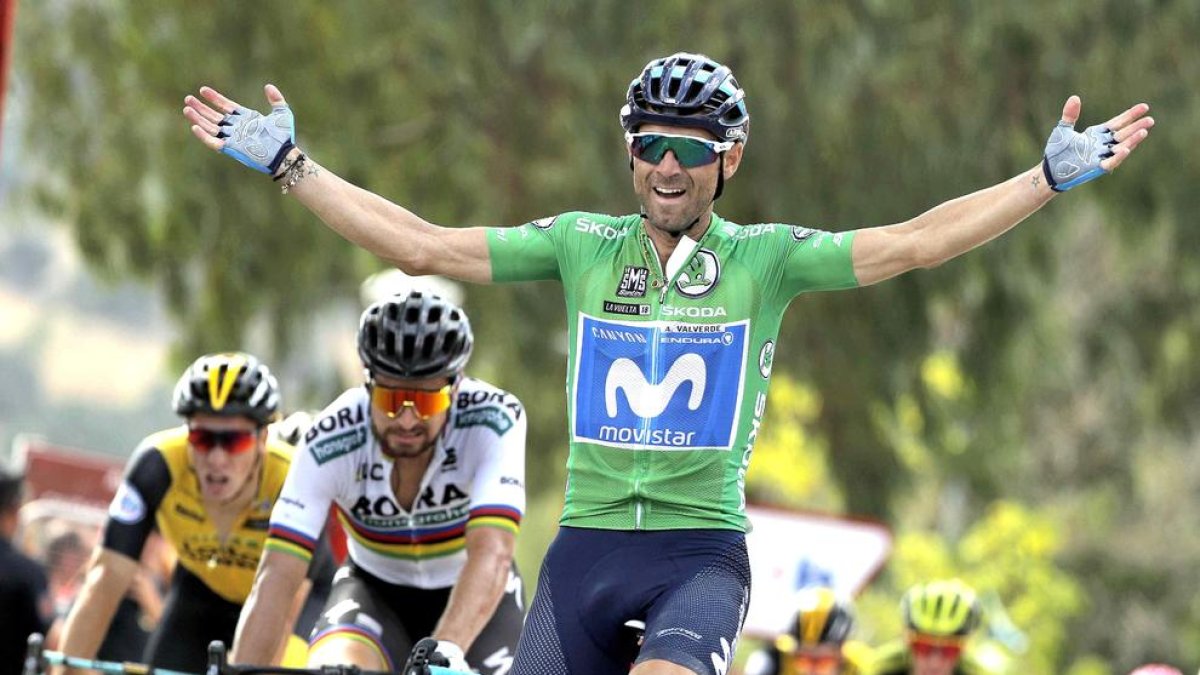 Alejandro Valverde celebra la victòria a l’entrar a meta.
