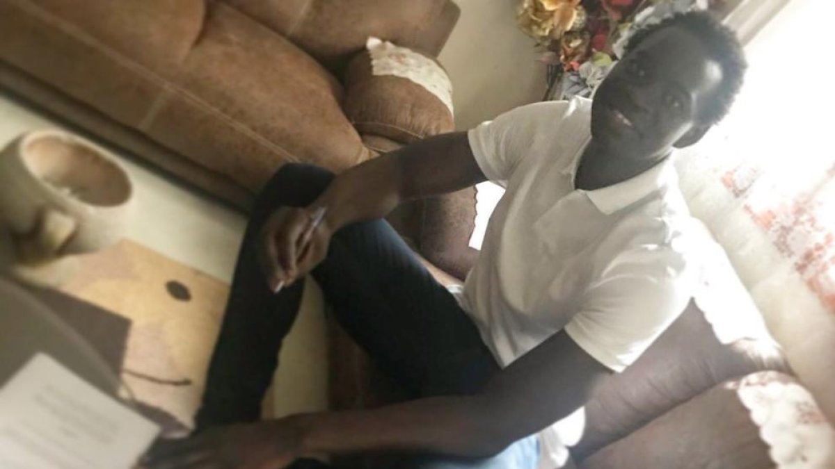 Mbaye, en el momento de firmar el contrato en su casa en Senegal.