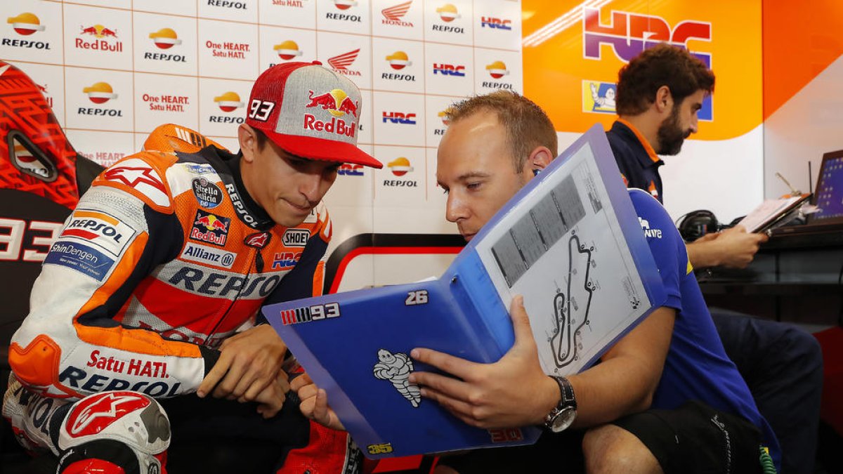 Marc Màrquez repasa las instrucciones del trazado de Mugello dentro de su box.