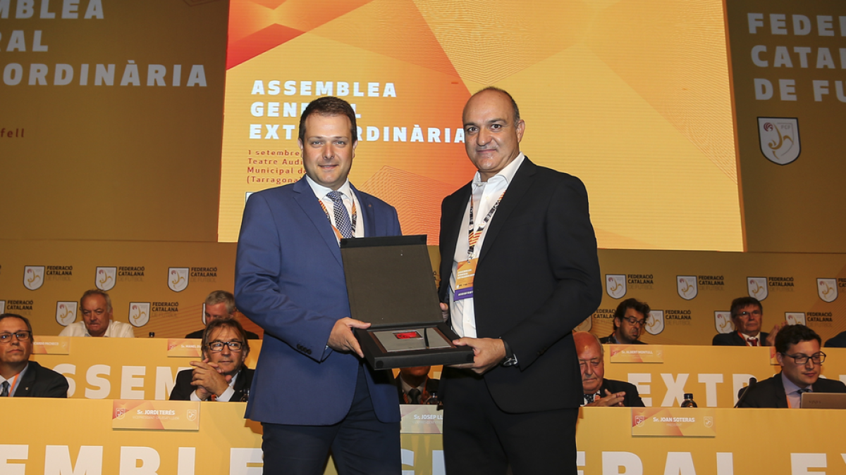 Gerard Figueras i Andreu Subies, ahir durant l’assemblea extraordinària de la Catalana de futbol.
