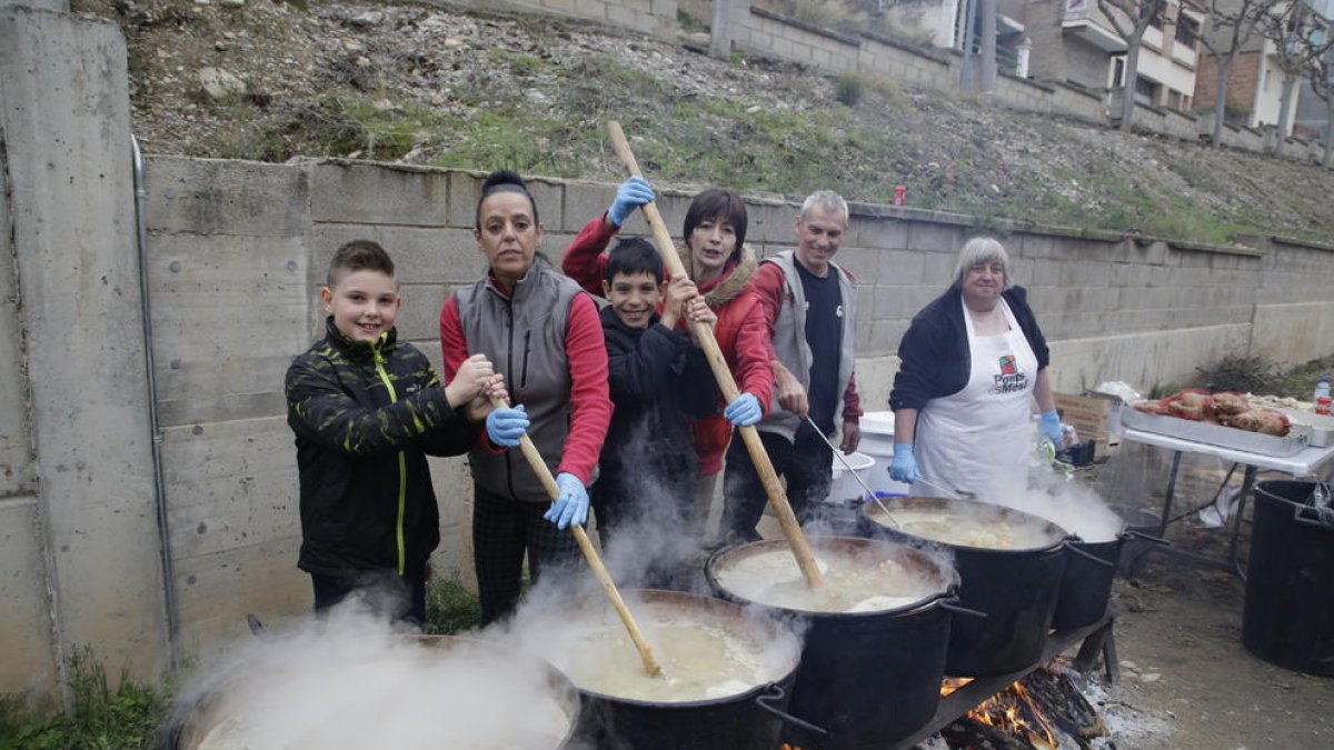 Imagen de la preparación del Ranxo dels Vaguistes que se repartió ayer en Camarasa.