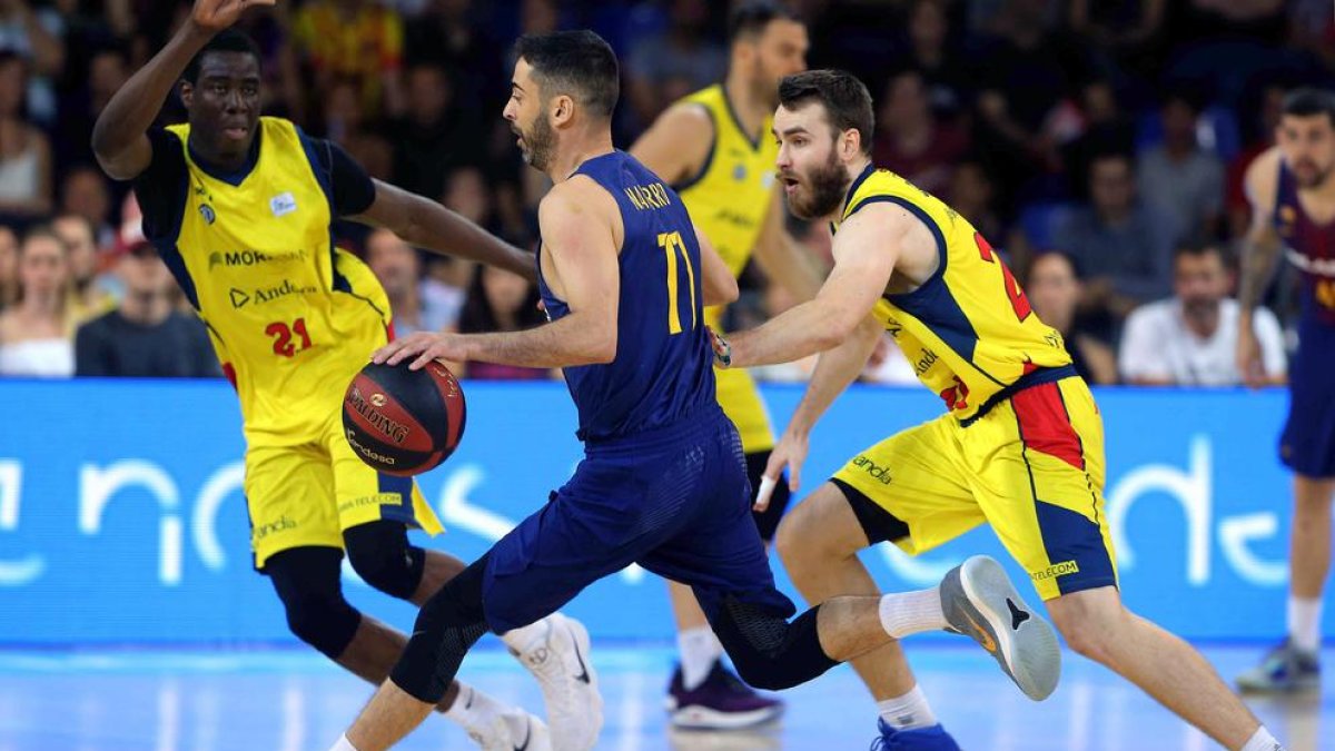 Juan Carlos Navarro bota la pilota davant de Jelinek i Diagne.