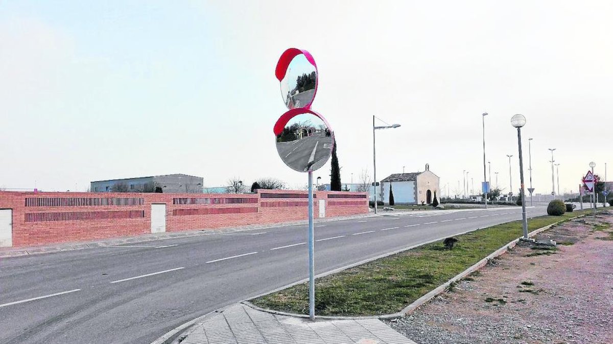 Un dels miralls convexos instal·lats al Palau.