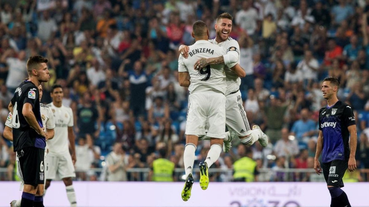 Benzema y Sergio Ramos celebran uno de los goles conseguidos.