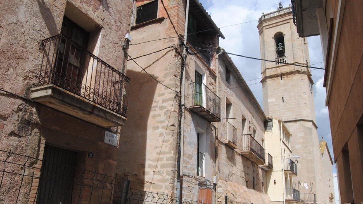 Els habitatges es troben pròxims a l’església local.