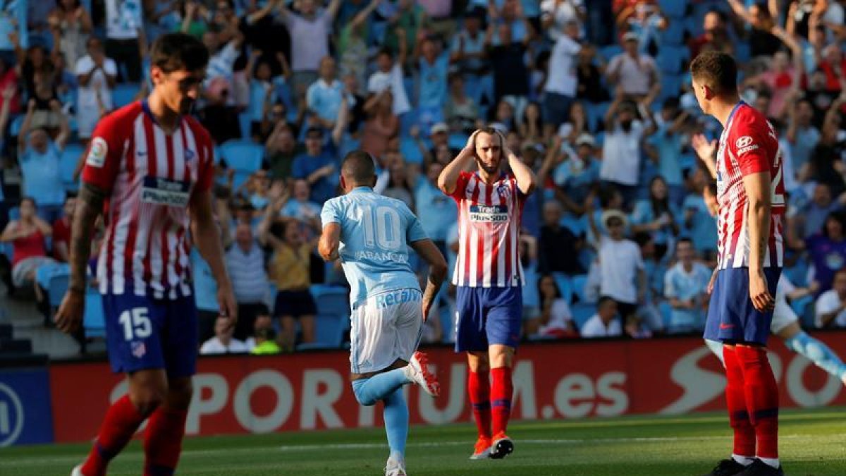 Iago Aspas celebra el gol que consiguió ayer en Balaídos, ante los decepcionados defensas atléticos.