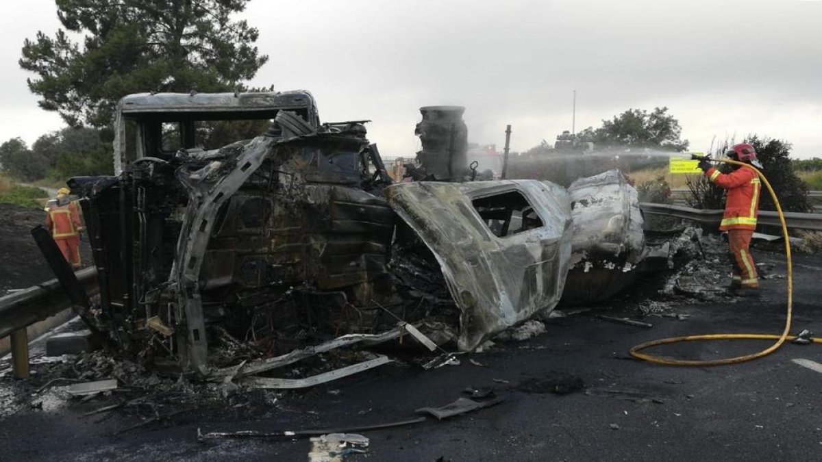 Un camión accidentado este fin de semana en Huelva.