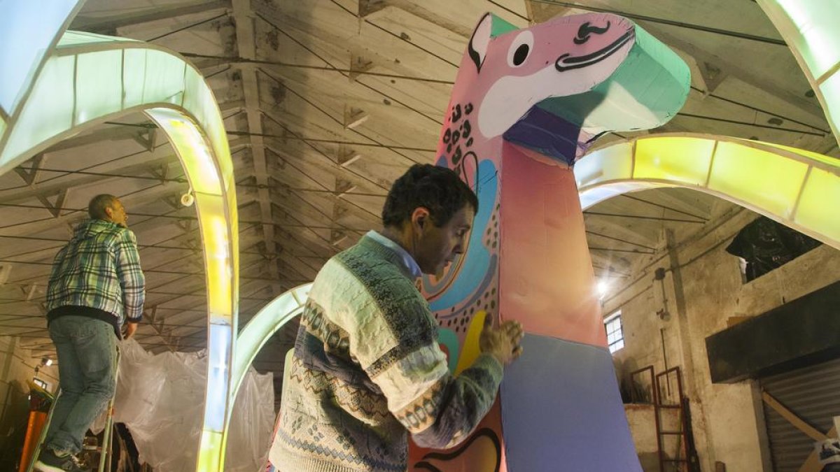 Un grup de tècnics ultimaven ahir els preparatius de les carrosses de la desfilada de Tàrrega.