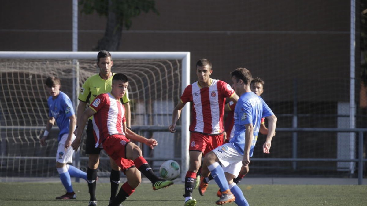 Una acción del partido del Lleida Juvenil y el Girona.