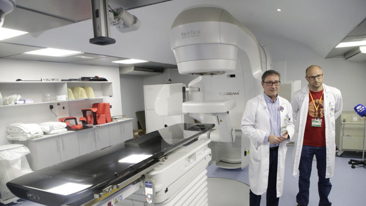 La presentación del nuevo acelerador lineal de radioterapia del Arnau de Vilanova de Lleida