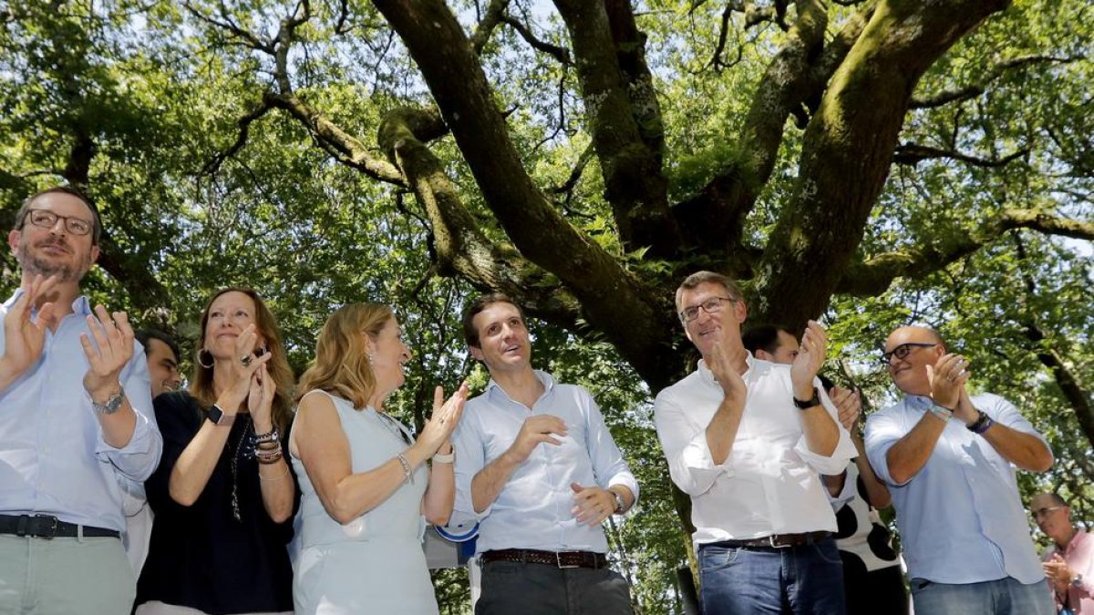 Pablo Casado i Núñez Feijóo, amb altres autoritats a Galícia.