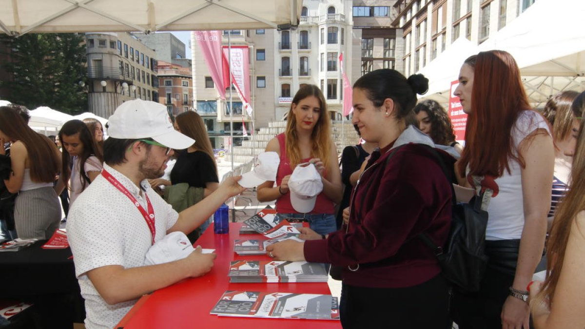 La Cambra de Comerç va repartir informació sobre les activitats formatives que organitza.