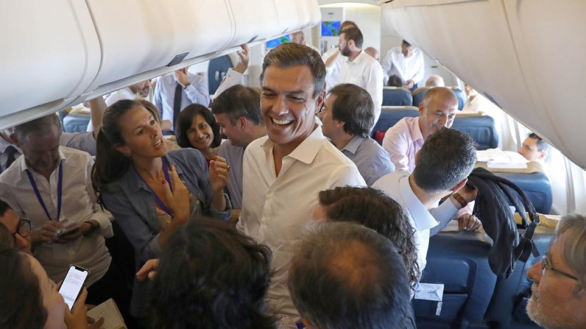 Pedro Sánchez, a la roda de premsa que va oferir ahir a l’avió de tornada de Llatinoamèrica.